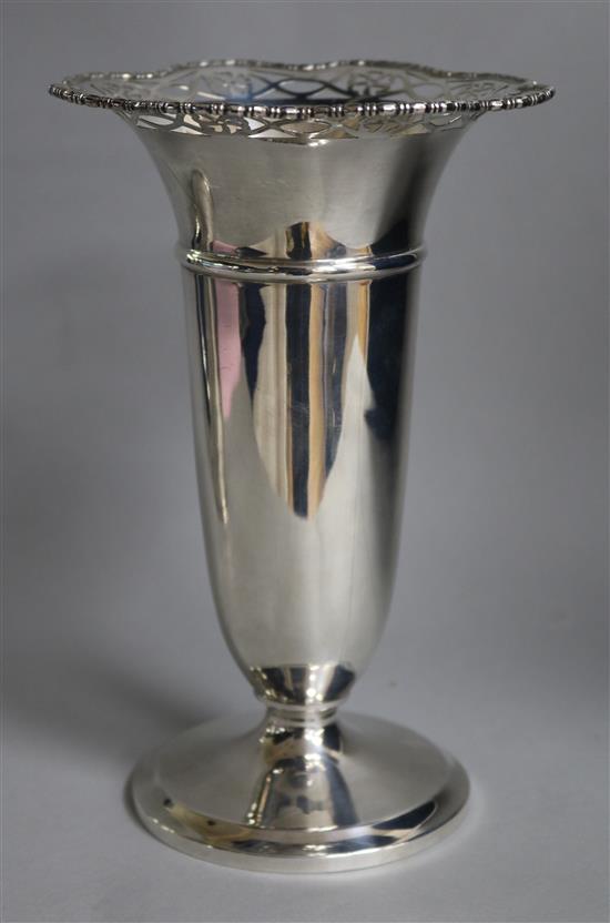 A George V pierced silver vase, Sheffield 1919, 9ozs